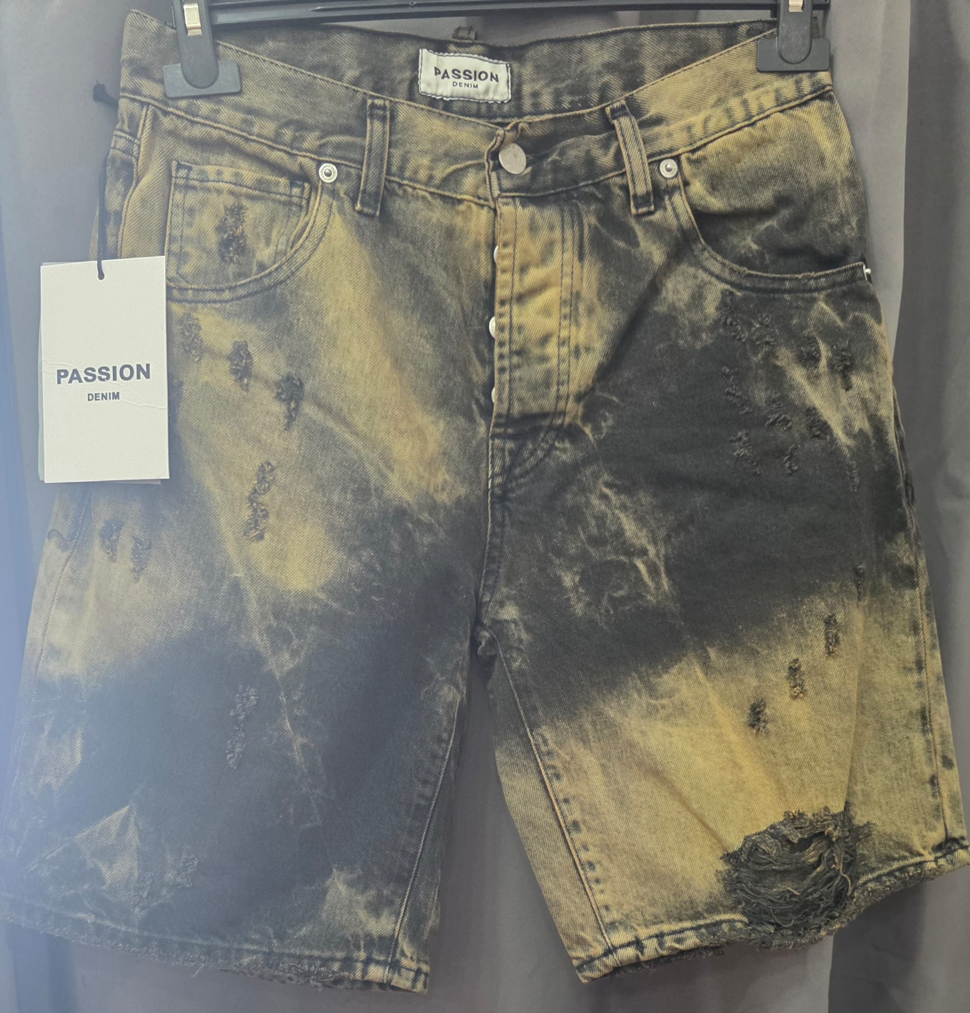 Bermuda Passion modello con strappi