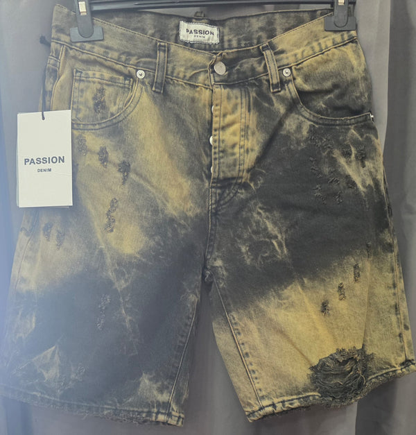 Bermuda Passion modello con strappi